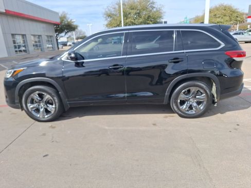 Used 2018 Toyota Highlander Limited Platinum image 3