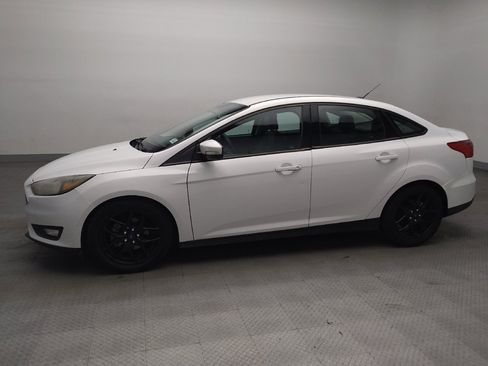 Used 2016 Ford Focus SE w/ Equipment Group 201A FWD image 2