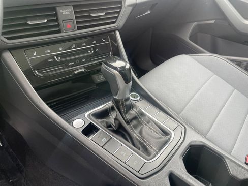 Used 2025 Volkswagen Jetta SE image 41