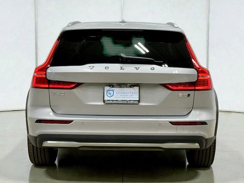 Used 2025 Volvo V60 B5 Cross Country Plus image 17