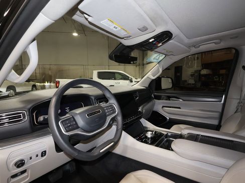 Used 2023 Jeep Wagoneer Series III w/ Premium Group I image 9