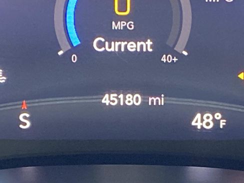 Used 2023 Chrysler Pacifica Touring-L image 27