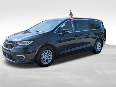 Used 2024 Chrysler Pacifica Touring-L FWD image 8