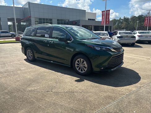 New 2026 Toyota Sienna XLE FWD image 9