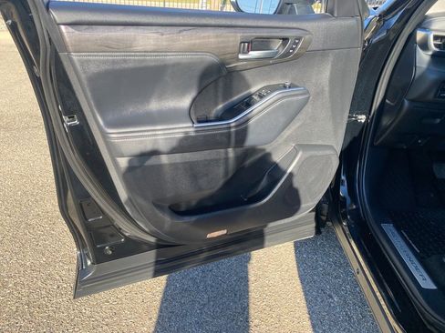 Used 2024 Toyota Highlander Platinum image 12