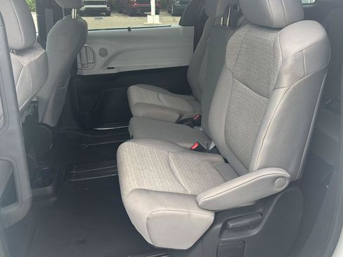 Used 2025 Toyota Sienna LE FWD image 10
