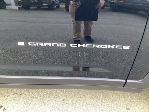 New 2025 Jeep Grand Cherokee Laredo X w/ Luxury Tech Group I AWD/4WD image 10