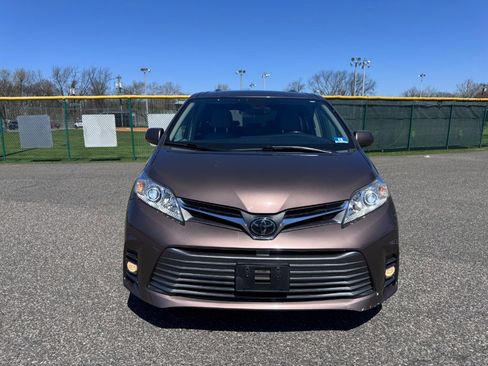 Used 2018 Toyota Sienna XLE w/ XLE Navigation Package image 2