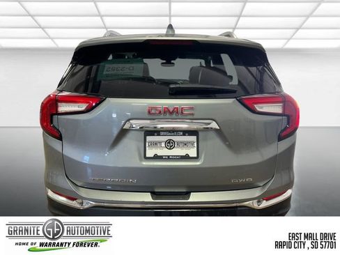 Used 2024 GMC Terrain SLT AWD/4WD image 5