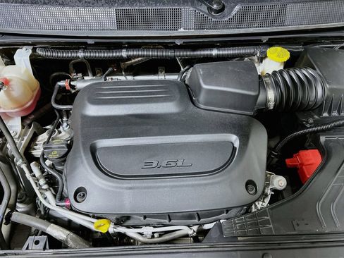 Used 2023 Chrysler Pacifica Touring-L FWD image 27