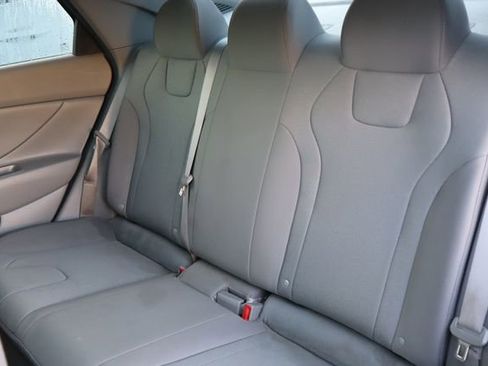 Used 2023 Hyundai Elantra SE image 7