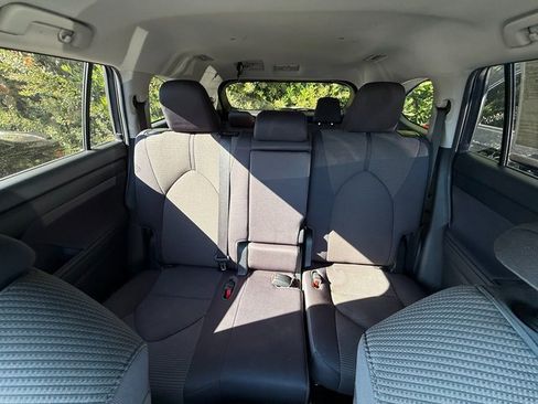 Used 2023 Toyota Highlander L image 17