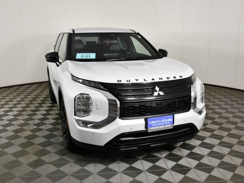Used 2023 Mitsubishi Outlander SE AWD/4WD image 3
