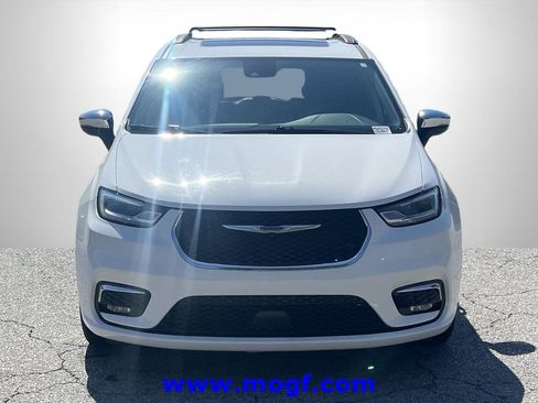 Used 2023 Chrysler Pacifica Limited FWD image 32