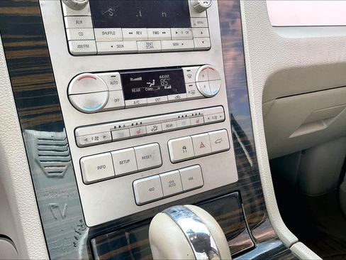 Used 2010 Lincoln Navigator 4WD image 31
