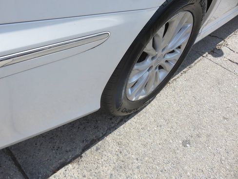Used 2011 Hyundai Azera GLS w/ Premium Pkg 2 FWD image 33