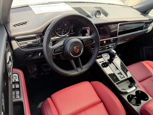 Certified 2026 Porsche Macan AWD/4WD image 4