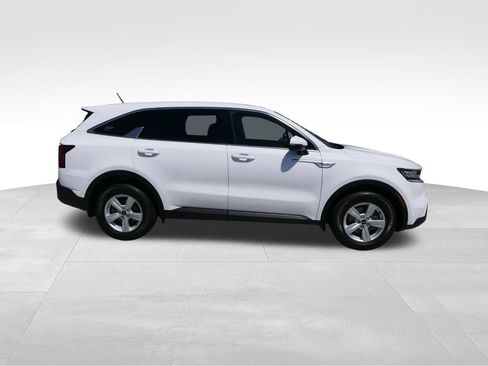 Used 2023 Kia Sorento LX FWD image 2