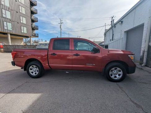 Used 2017 Nissan Titan S image 5