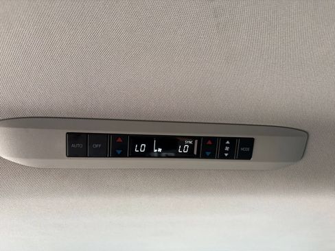 Used 2025 Toyota Sienna XLE FWD image 25