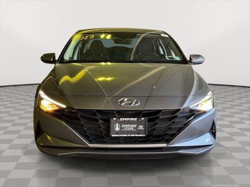 Used 2023 Hyundai Elantra SEL w/ Preferred Accessory Package FWD image 2