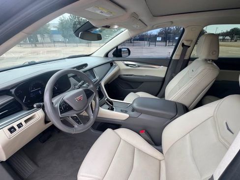 Used 2018 Cadillac XT5 Luxury w/ Driver Awareness Package image 9