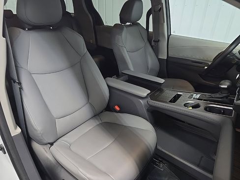 Used 2024 Toyota Sienna XLE image 15