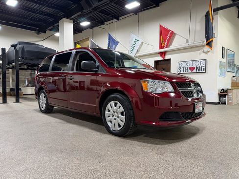 Used 2019 Dodge Grand Caravan SE image 3