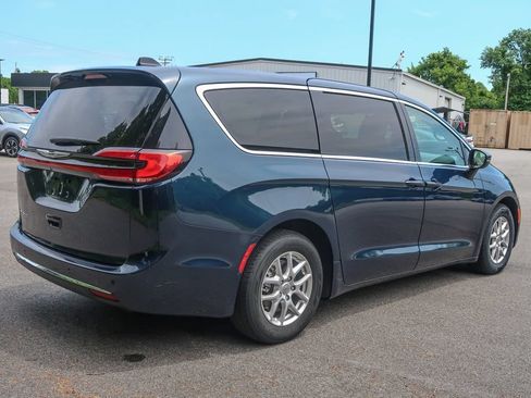 Used 2023 Chrysler Pacifica Touring-L FWD image 9