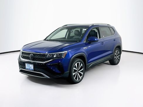 Used 2022 Volkswagen Taos SE FWD image 1