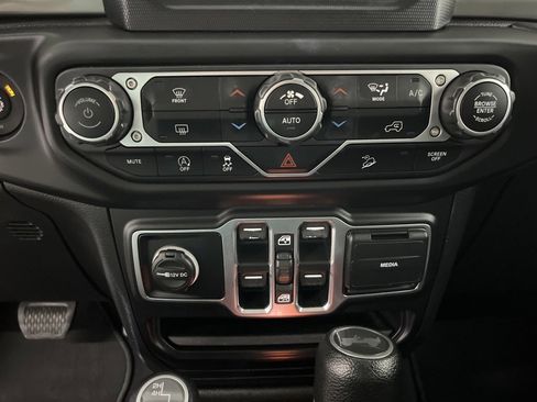 Used 2020 Jeep Wrangler Unlimited Sahara image 30