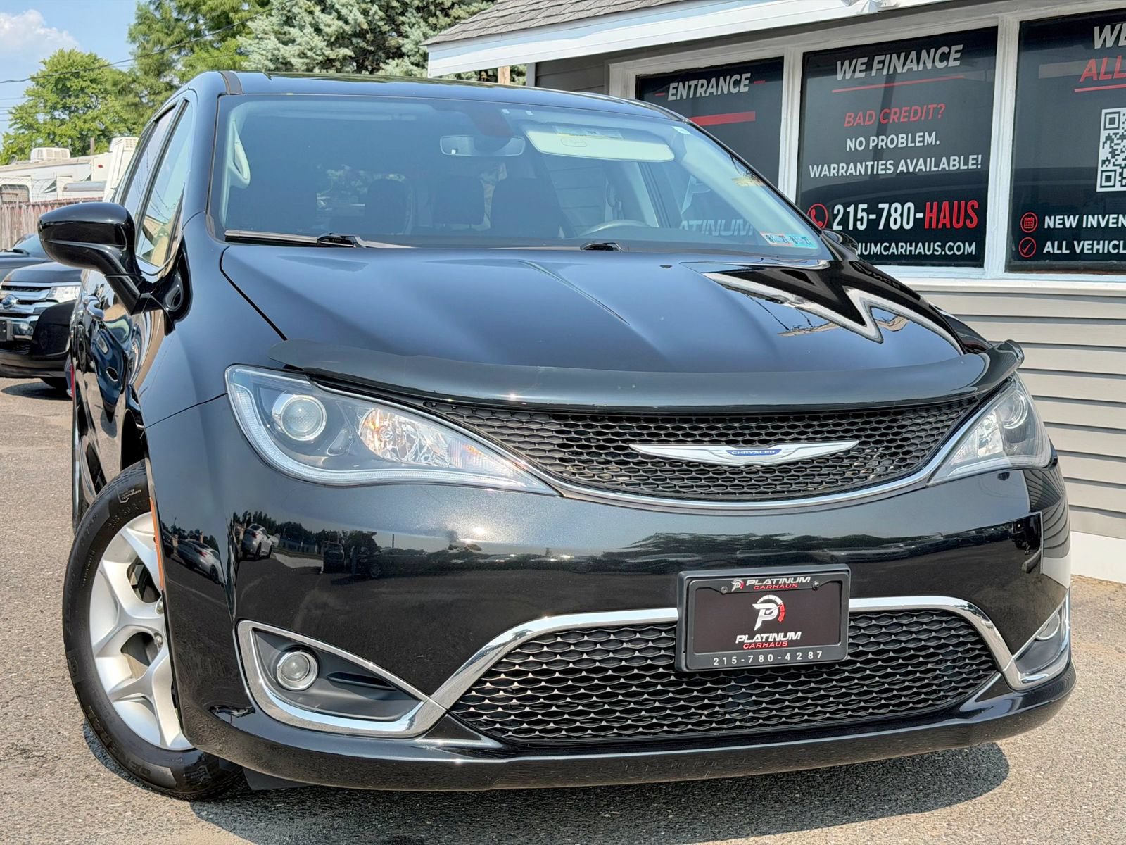 Used 2020 Chrysler Pacifica Touring w/ Tire & Wheel Group FWD image 17