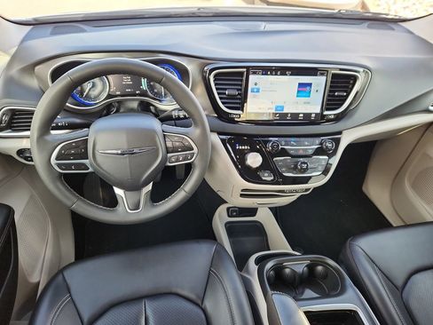 Certified 2024 Chrysler Pacifica Touring-L image 8