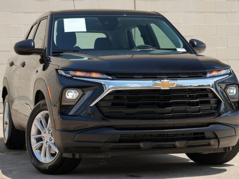Used 2026 Chevrolet TrailBlazer LS FWD image 2