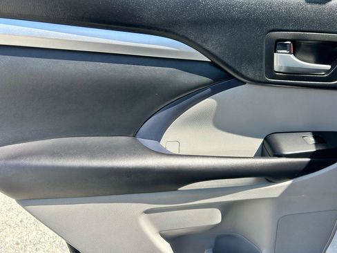 Used 2019 Toyota Highlander XLE image 15