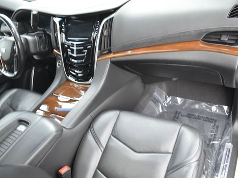 Used 2020 Cadillac Escalade Luxury w/ LPO, Radiant Package AWD/4WD image 37