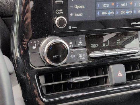 Used 2022 Toyota Highlander XLE AWD/4WD image 14