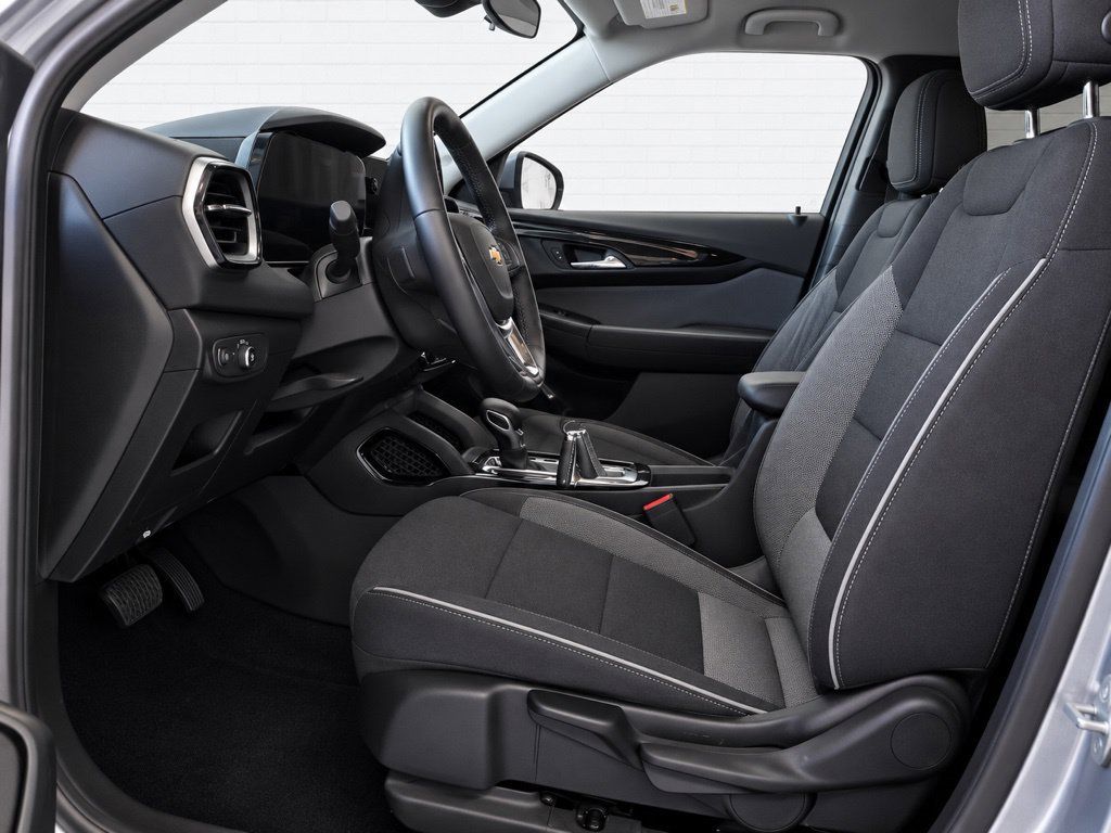 Used 2025 Chevrolet TrailBlazer LT w/ LT Cold Weather Package FWD image 7