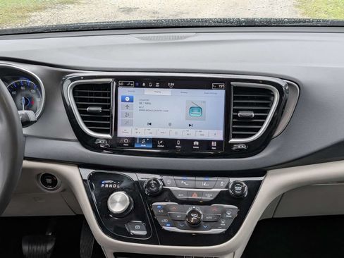 Used 2023 Chrysler Pacifica Touring-L FWD image 19