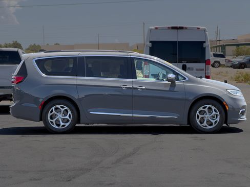 Used 2022 Chrysler Pacifica Limited FWD image 6