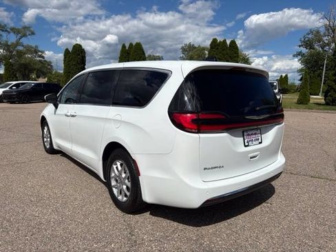 Used 2023 Chrysler Pacifica Touring-L FWD image 3