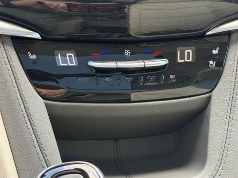 Used 2023 Cadillac XT6 Premium Luxury image 17