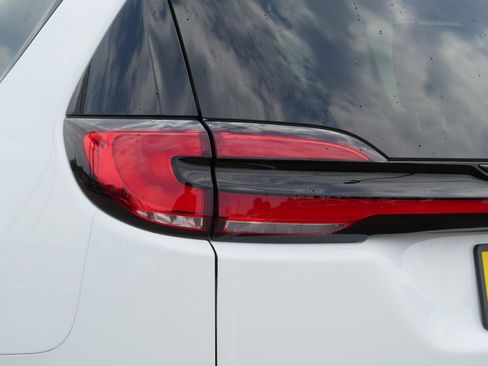 Used 2024 Chrysler Pacifica Premium FWD image 17