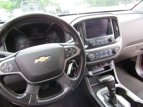 Used 2017 Chevrolet Colorado LT w/ LT Convenience Package RWD image 3
