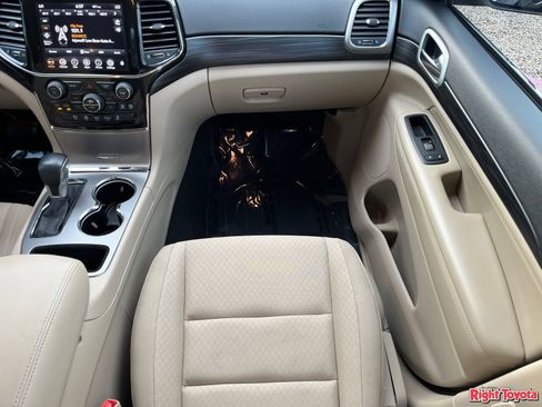 Used 2022 Jeep Grand Cherokee Laredo E RWD image 18