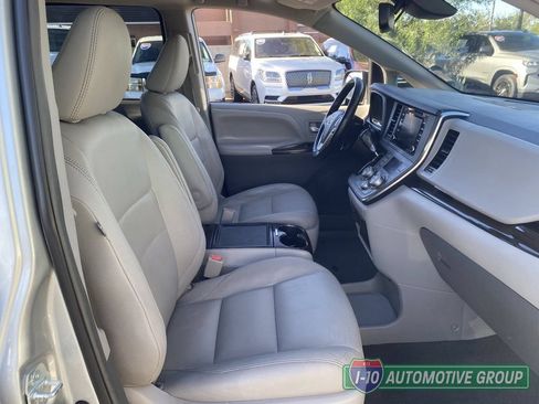 Used 2019 Toyota Sienna XLE FWD image 11