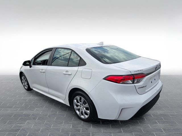 Used 2025 Toyota Corolla LE FWD image 5