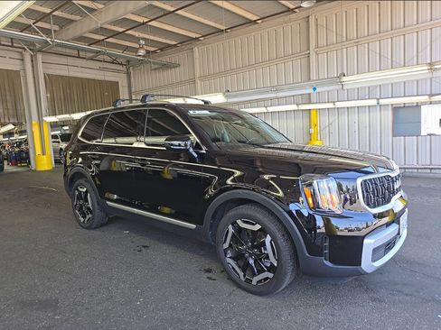 Used 2024 Kia Telluride EX w/ EX Captain's Chair Package AWD/4WD image 3