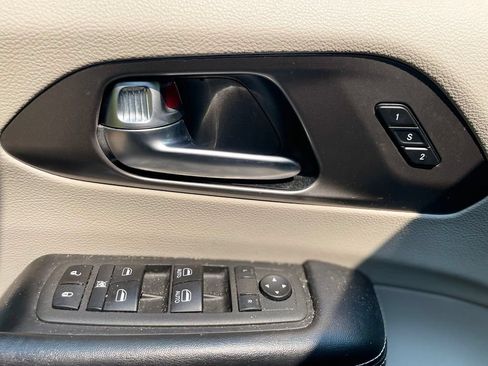 Used 2022 Chrysler Pacifica Touring-L FWD image 10