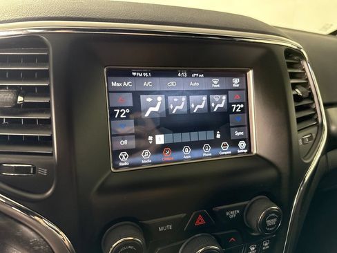Used 2018 Jeep Grand Cherokee Laredo AWD/4WD image 18